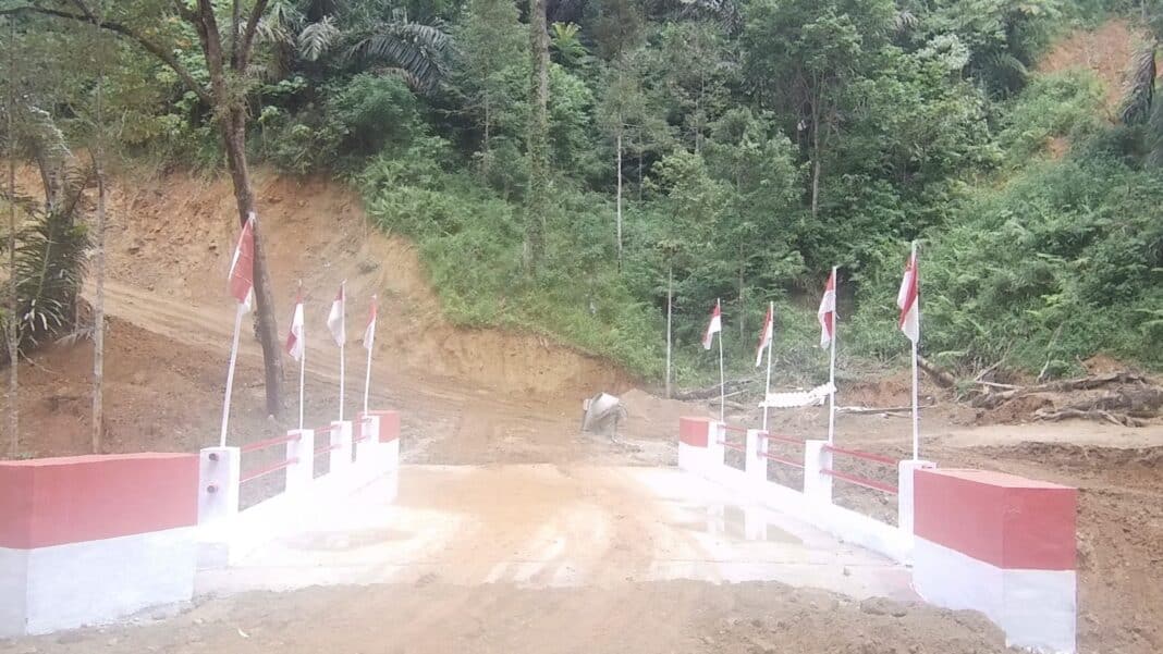 Personel Kodim 0211/Tapanuli Tengah bersama Yon TP 908/GD menyelesaikan pembangunan Jembatan Aramco di Dusun III, Desa Sigiring-giring, Kecamatan Tukka, Kabupaten Tapanuli Tengah. Jembatan sepanjang 10 meter yang melintasi Sungai Aek Hompa tersebut kini telah dapat digunakan masyarakat sebagai akses transportasi yang lebih aman dan lancar. (Foto Dok. Kodam I/BB)