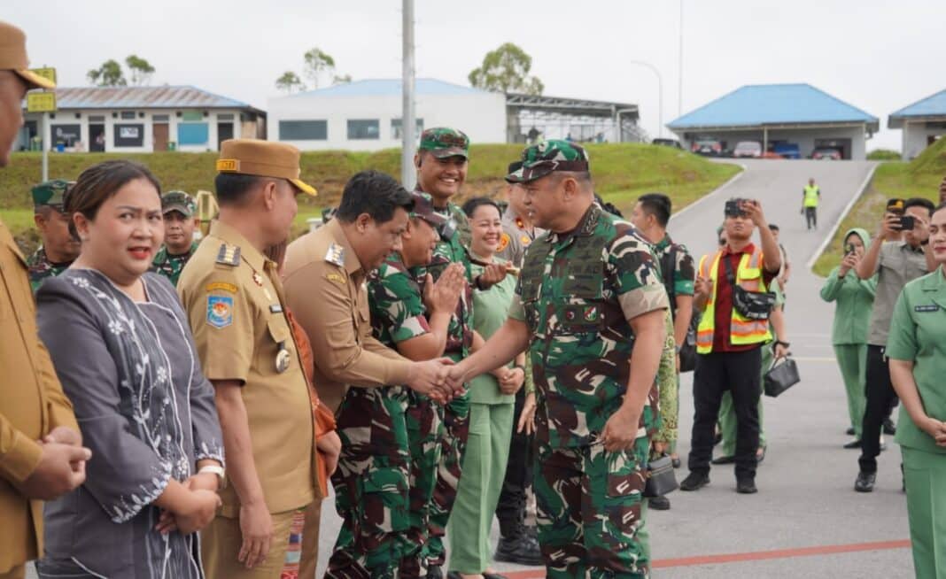 KASAD Jenderal TNI Maruli Simanjuntak bersama Ketua Umum Persit Kartika Chandra Kirana Ny. Uli Simanjuntak melakukan ziarah ke Tambak Simanjuntak Sitolu Sada Ina di Kabupaten Toba sebelum meresmikan program sumur bor dan menyerahkan berbagai bantuan sosial kepada masyarakat di kawasan Danau Toba, Selasa (9/6/2026).