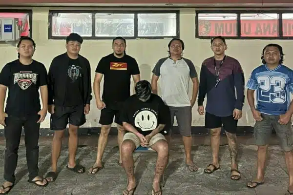 Petugas Tim URC Resmob Polres Minahasa mengamankan seorang pria berinisial DP (20) yang diduga melakukan kekerasan dalam rumah tangga terhadap istrinya. Terduga pelaku selanjutnya diserahkan kepada penyidik Satreskrim Polres Minahasa untuk menjalani proses pemeriksaan dan penegakan hukum lebih lanjut. (Foto: Humas Polres Minahasa)