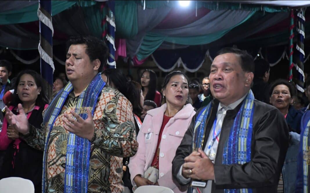 Ribuan jemaat dari berbagai denominasi gereja mengikuti Kebaktian Kebangunan Rohani (KKR) yang diselenggarakan Yayasan Tangan Pengharapan Dede di Water Front City Pangururan, Kabupaten Samosir, Jumat (19/6/2026). Kegiatan tersebut turut dihadiri Bupati Samosir Vandiko T. Gultom bersama jajaran pemerintah daerah dan Forkopimda.