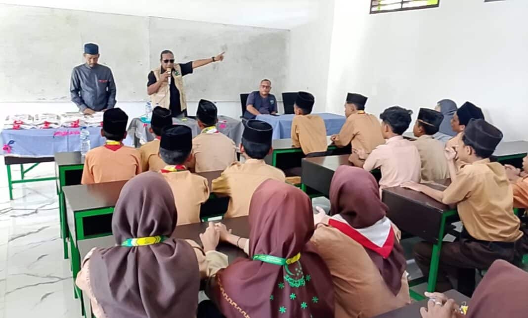 Boim Koswara, relawan Komunitas Sedekah Jumat (KSJ), memberikan motivasi kepada para siswa MTS Al Washliyah 19 Percut Sei Tuan, Kabupaten Deli Serdang, Jumat (5/6/2026). Dalam kegiatan Gerakan Serba Rp1.000, Boim mengajak para pelajar membiasakan sedekah sejak dini sebagai upaya membangun karakter peduli, disiplin, dan inspiratif bagi lingkungan sekitar. (Foto Istimewa: KSJ)