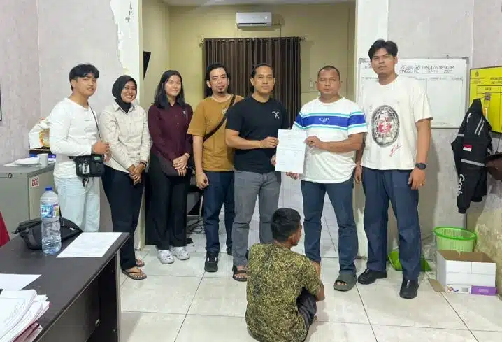 Petugas kepolisian melakukan proses administrasi pelimpahan penanganan kasus dugaan pencabulan terhadap anak dari Polres Batang Hari kepada Polres Muaro Jambi setelah hasil penyelidikan memastikan lokasi kejadian berada di wilayah hukum Kabupaten Muaro Jambi. (Foto Dok. Humas Polda Jambi)