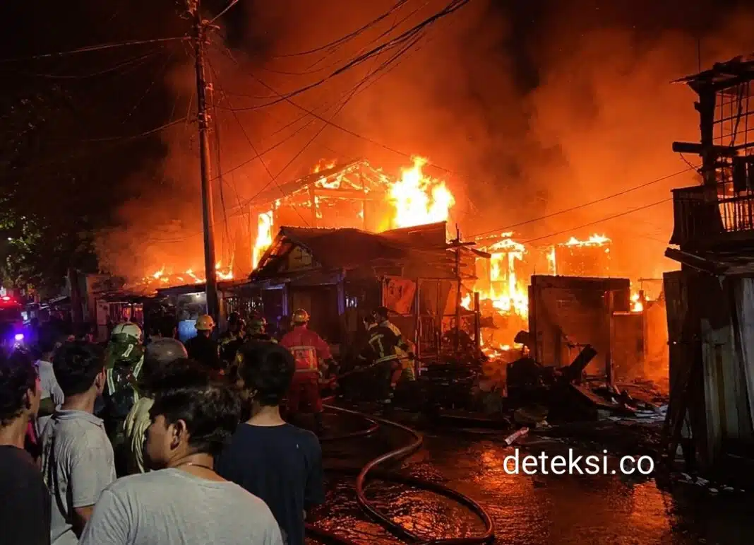 Foto ilustrasi: Petugas pemadam kebakaran berupaya memadamkan kobaran api yang melanda kawasan permukiman di Jalan H Mad Boich Idris, Gandamekar, Kecamatan Cikarang Barat, Kabupaten Bekasi, Minggu (31/5). Kebakaran diduga berasal dari gudang penyimpanan limbah lawon dan menghanguskan sejumlah bangunan di sekitar lokasi. Foto: Istimewa.