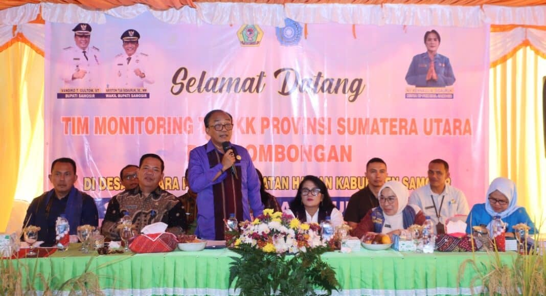 Wakil Bupati Samosir Ariston Tua Sidauruk bersama Tim Monitoring TP PKK Provinsi Sumatera Utara meninjau dan melakukan penilaian program UP2K PKK di Desa Hariara Pohan, Kecamatan Harian, Kabupaten Samosir, Jumat (5/6/2026). Kegiatan ini merupakan bagian dari Lomba Desa Binaan PKK tingkat Provinsi Sumatera Utara dalam rangka memperingati Hari Kesatuan Gerak (HKG) PKK Tahun 2026.