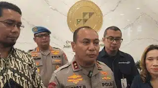 Kapolda Riau Irjen Pol Herry Heryawan menjenguk mahasiswa Muhammad Lutfi di Rumah Sakit Awal Bros Pekanbaru untuk memastikan kondisi kesehatannya, memberikan dukungan kepada keluarga, serta menegaskan komitmen Polda Riau mengusut tuntas insiden yang terjadi saat aksi unjuk rasa secara transparan dan profesional. (Foto Dok. Humas Polda Riau)