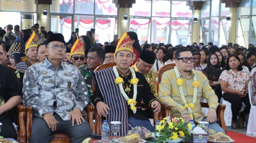 Menteri Kependudukan dan Pembangunan Keluarga Dr.H.Wihaji didampingi Bupati Dairi Vickner Sinaga dan Anggota DPR RI Ahmad Doli Kurnia Tanjung bertemu Kader Pendamping Keluarga pada kunjungan kerja di Kabupaten Dairi, Kamis (4/6/2026).