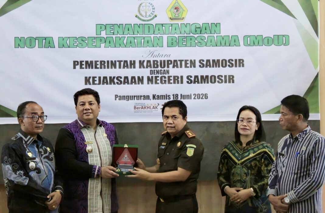 Bupati Samosir Vandiko T. Gultom bersama Kepala Kejaksaan Negeri Samosir Satria Irawan menandatangani Nota Kesepakatan Bersama tentang Penanganan Masalah Hukum Bidang Perdata dan Tata Usaha Negara di Kantor Bupati Samosir, Kamis (18/6/2026), sebagai upaya memperkuat pengamanan aset daerah dan tata kelola pemerintahan yang akuntabel.