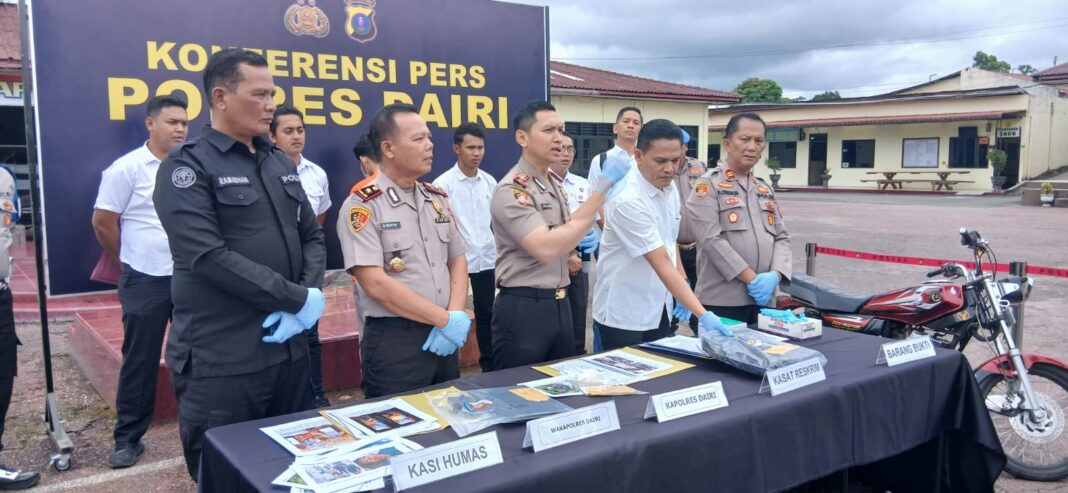 Kapolres Dairi AKBP Otniel Siahaan didampingi Kasat Reskrim dan PJU Polres Dairi memberi keterangan terkait rekayasa kasus begal, di Mapolres Dairi, Rabu (10/6/2026) (DETEKSI.co)
