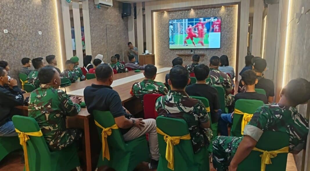 Personel Kodim 0201/Medan bersama masyarakat mengikuti kegiatan nonton bareng Semarak Bola Gembira Piala Dunia 2026 di Ruang Data Makodim 0201/Medan, Sabtu (27/6/2026) dini hari, sebagai upaya mempererat silaturahmi dan memperkuat kemanunggalan TNI dengan rakyat. (Foto Dok. Pendim)