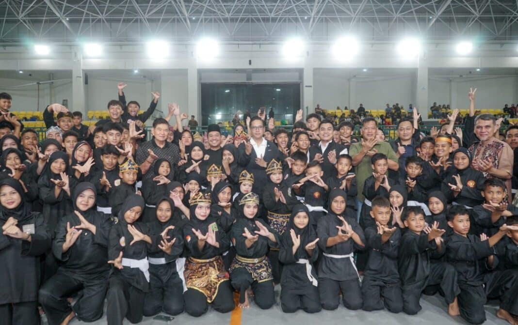 Wali Kota Medan Rico Tri Putra Bayu Waas membuka Open Turnamen Pencak Silat IPSI Kota Medan 2026 di GOR Kebun Bunga, Jumat (19/6/2026) malam, yang diikuti 674 atlet dari 58 kontingen sebagai ajang pembinaan prestasi sekaligus pelestarian budaya Indonesia.