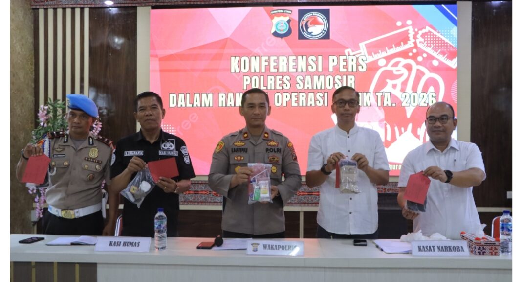 Wakapolres Samosir Kompol Briston AM Napitupulu, S.T., S.I.K. didampingi pejabat Polres Samosir saat memimpin konferensi pers hasil Operasi Antik Toba 2026 di Aula Pusuk Buhit Mapolres Samosir, Rabu (3/6/2026). Dalam operasi tersebut, Satres Narkoba Polres Samosir berhasil mengungkap empat kasus narkotika, mengamankan tujuh tersangka beserta barang bukti sabu dan ganja, serta menyelamatkan sekitar 1.219 jiwa dari ancaman penyalahgunaan narkoba. (Foto: Humas Polres Samosir)
