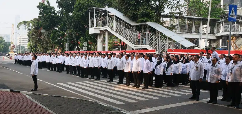 Upacara Hari Lahir Pancasila 2026 digelar di halaman Gedung Merah Putih KPK, Jakarta, Senin (1/6/2026). Melalui peringatan tersebut, KPK menegaskan komitmennya memperkuat integritas, menjaga persatuan bangsa, dan mengawal pemberantasan korupsi berlandaskan nilai-nilai Pancasila. (Foto: Humas KPK)