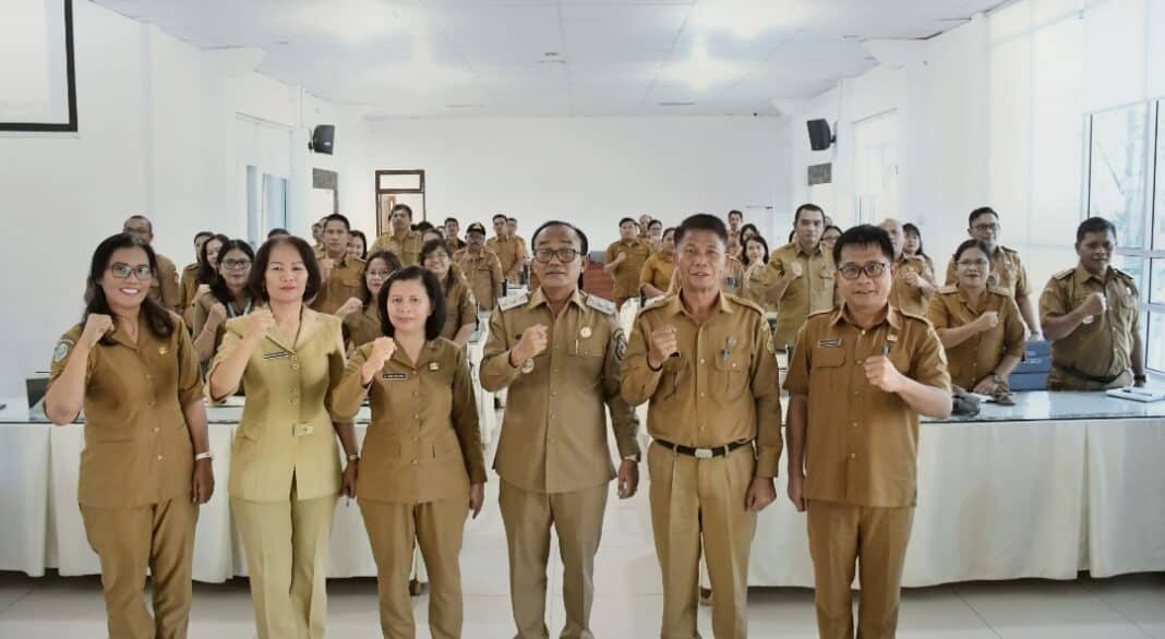 Wakil Bupati Samosir Ariston Tua Sidauruk memimpin rapat evaluasi capaian Program Pemeriksaan Kesehatan Gratis (PKG) di Aula Kantor Bupati Samosir, Selasa (30/6/2026), sekaligus menginstruksikan strategi jemput bola untuk mempercepat pencapaian target layanan kesehatan gratis sebesar 65 persen pada tahun 2026.