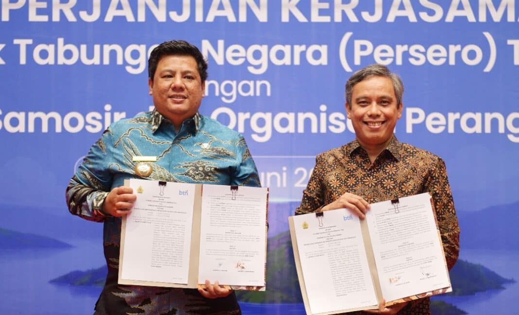 Bupati Samosir Vandiko T. Gultom dan Direktur Utama BTN Nixon L.P. Napitupulu menandatangani Nota Kesepakatan Bersama tentang pengelolaan keuangan dan pemanfaatan layanan perbankan untuk mendukung pengembangan UMKM, pariwisata, dan digitalisasi layanan publik di Kabupaten Samosir, Senin (22/6/2026).
