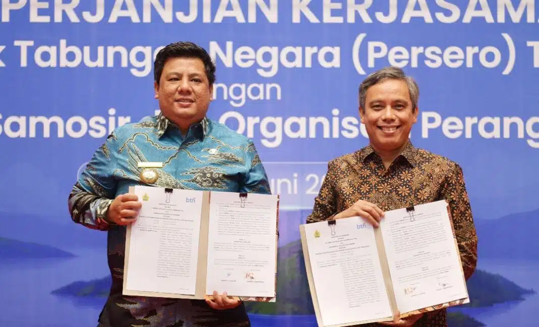 Bupati Samosir Vandiko T. Gultom dan Direktur Utama BTN Nixon L.P. Napitupulu menandatangani Nota Kesepakatan Bersama tentang pengelolaan keuangan dan pemanfaatan layanan perbankan untuk mendukung pengembangan UMKM, pariwisata, dan digitalisasi layanan publik di Kabupaten Samosir, Senin (22/6/2026).