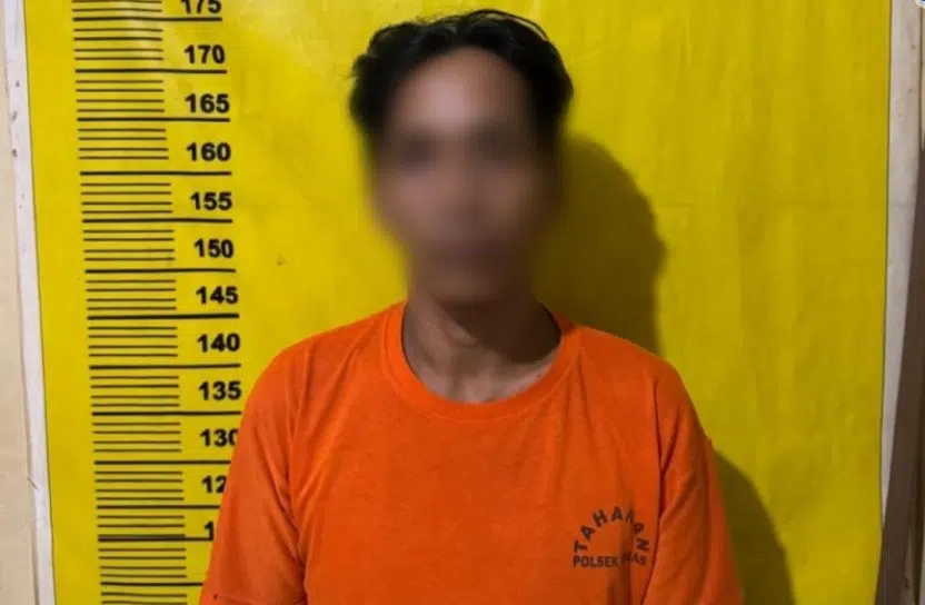 Terduga pelaku pencurian dengan pemberatan berinisial F.R. (37) diamankan personel Polsek Minas setelah ditangkap di Kota Pekanbaru. Pelaku diduga membawa kabur uang tunai Rp6 juta dan satu unit telepon genggam milik warga Minas dengan total kerugian mencapai Rp7,5 juta. (Foto: Humas Polsek Minas).