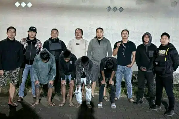 Tim URC Resmob Polres Minahasa bersama personel Sat Samapta mengamankan empat terduga pelaku penganiayaan di Kelurahan Papakelan, Kecamatan Tondano Timur. Polisi bergerak cepat setelah menerima laporan masyarakat dan saat ini kasus masih dalam penanganan penyidik Satreskrim. (Foto Dok. Humas Polda Sulut)
