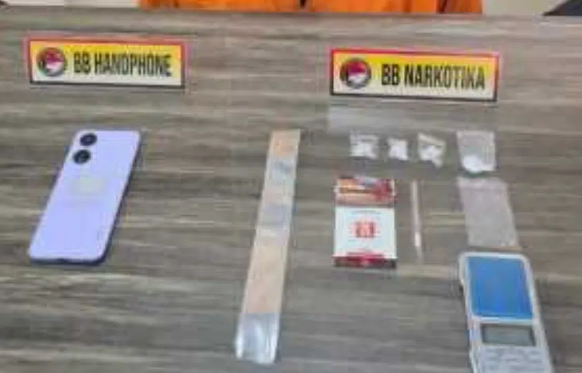 Petugas Satresnarkoba Polres Indragiri Hilir menunjukkan tersangka beserta barang bukti sabu seberat bruto 4,70 gram yang diamankan dalam pengungkapan kasus peredaran narkotika di Kelurahan Tembilahan Hulu, Kabupaten Indragiri Hilir, Riau. Polisi masih melakukan pengembangan untuk mengungkap jaringan narkotika yang terkait dengan tersangka. (Foto: Humas Polres Inhil)