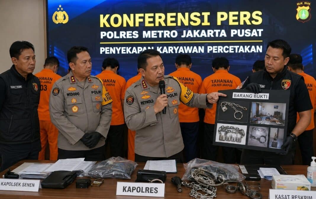 Teks Foto ilustrasi: Polisi menunjukkan barang bukti berupa rantai besi dan alat pemasungan dalam kasus penyekapan tiga karyawan percetakan di Senen, Jakarta Pusat, yang berlangsung selama 21 hari dengan modus meminta uang ganti rugi kepada korban dan keluarganya.