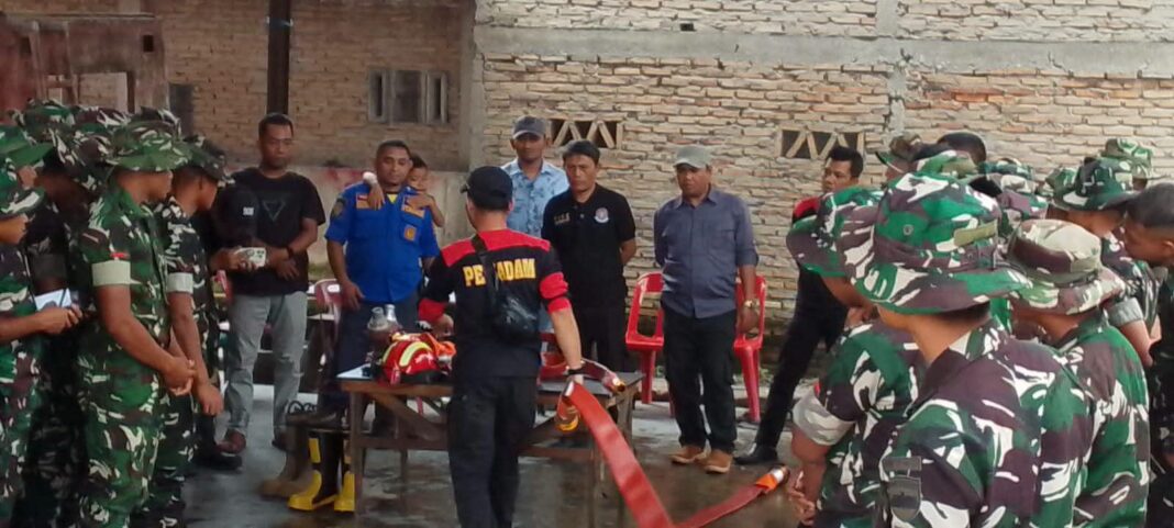 UPT Pemadam Kebakaran, Badan Penanggulangan Bencana Daerah Kabupaten Dairi melaksanakan koordinasi dan sosialisasi tata cara dan teknis pengoperasian damkar kepada personel Batalyon TP 908/Gaja Dompak. (Istimewa)