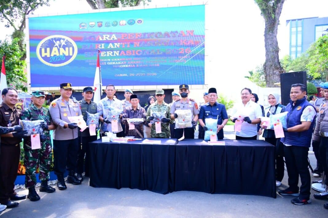 Kapolda Jambi Irjen Pol. Krisno H. Siregar bersama Wakil Gubernur Jambi Abdullah Sani, Kepala BNN Provinsi Jambi dan unsur Forkopimda memusnahkan barang bukti narkotika pada peringatan Hari Anti Narkotika Internasional (HANI) 2026 di Mapolda Jambi, Jumat (26/6/2026), sebagai wujud komitmen bersama memberantas peredaran gelap narkoba. (Foto Dok. Humas Polda Jambi)