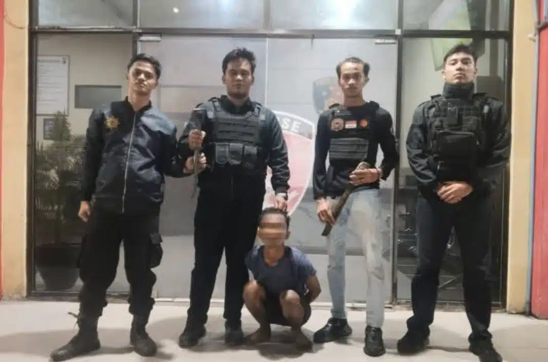 Personel Tim Macan Polres Pelabuhan Belawan mengamankan seorang pria berinisial BS beserta sejumlah barang bukti yang diduga akan digunakan untuk melakukan aksi pencurian di kawasan Yayasan Masrani HKBP Belawan, Sabtu (27/6) dini hari.