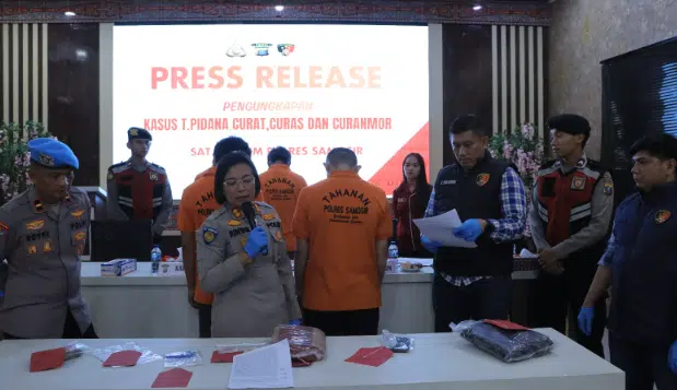 Polres Samosir menunjukkan enam tersangka beserta barang bukti hasil pengungkapan tiga kasus pencurian yang terdiri dari curanmor, curat, dan pencurian perhiasan emas saat konferensi pers di Aula Pusuk Buhit Mapolres Samosir, Sabtu (6/6/2026). Polisi mengamankan berbagai barang bukti, termasuk perhiasan emas, uang tunai, dan telepon genggam. (Foto: Humas Polres Samosir)