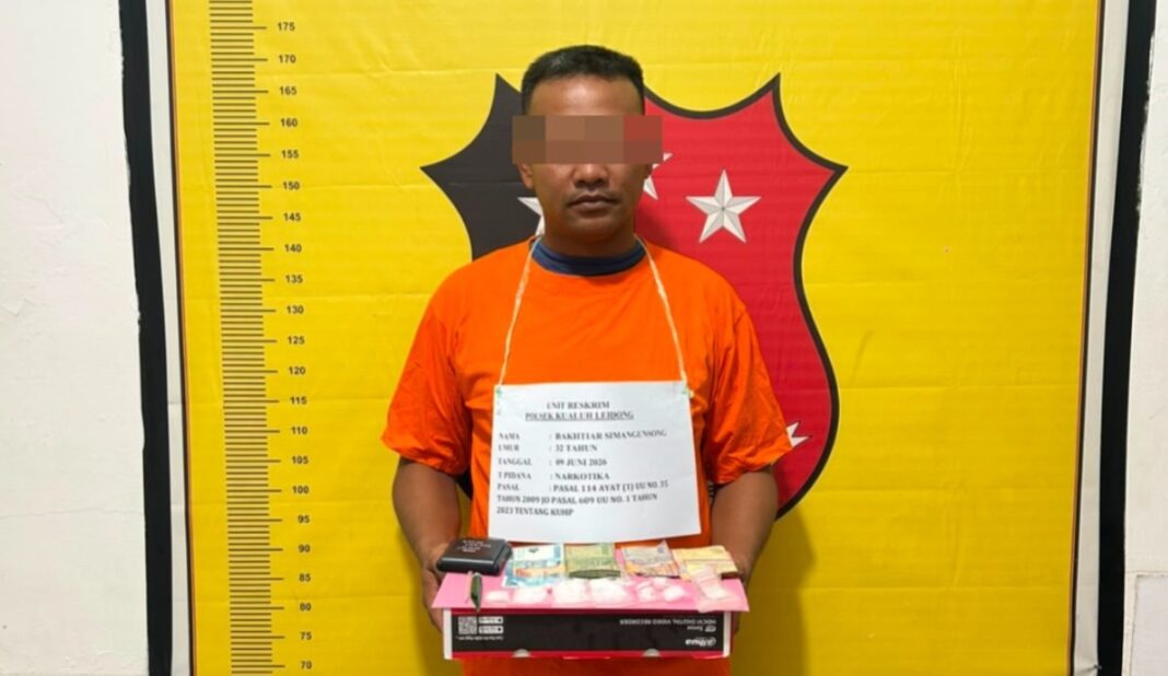 Polsek Kualuh Leidong berhasil mengungkap kasus penyalahgunaan dan peredaran narkotika jenis sabu di wilayah hukumnya serta mengamankan seorang tersangka beserta barang bukti sabu seberat 33,95 gram bruto di Dusun Putat Teladan Pasar 5, Desa Sei Sentang, Kecamatan Kualuh Hilir, Kabupaten Labuhanbatu Utara, pada Selasa (9/6/2026) malam.
