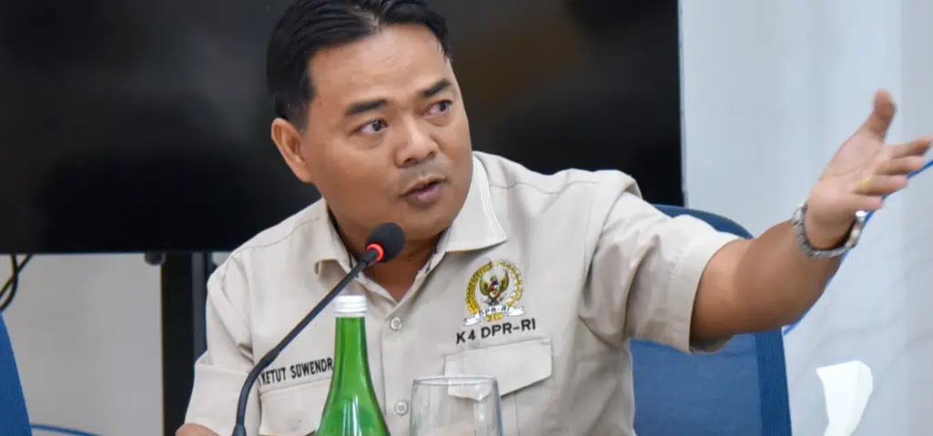 Anggota Komisi IV DPR RI, I Ketut Suwendra, saat mengikuti Kunjungan Kerja Panja RUU Kehutanan di Manado, Sulawesi Utara, Minggu (7/6/2026). Dalam kegiatan tersebut, ia menyoroti pentingnya kewajiban reklamasi pascatambang, pengelolaan kawasan hutan yang berkelanjutan, serta perlunya aturan yang lebih tegas dalam revisi Undang-Undang Kehutanan untuk mencegah kerusakan lingkungan akibat aktivitas pertambangan. (Foto Humas DPR RI).