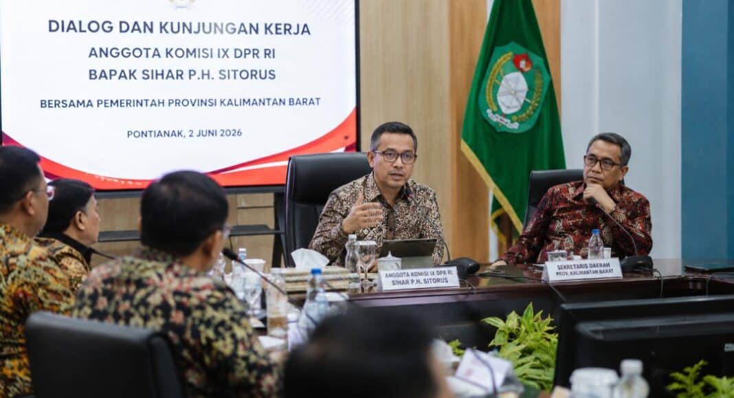Suasana pertemuan Anggota Komisi IX DPR RI Sihar P.H. Sitorus dengan jajaran Pemerintah Provinsi Kalimantan Barat di Pontianak, Selasa (2/6/2026). Pertemuan tersebut membahas aspirasi daerah terkait revisi UU Ketenagakerjaan, termasuk penguatan keterampilan tenaga kerja dan integrasi kearifan lokal dalam kebijakan nasional. (Foto: Dok. DPR RI)