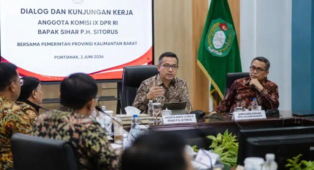 Suasana pertemuan Anggota Komisi IX DPR RI Sihar P.H. Sitorus dengan jajaran Pemerintah Provinsi Kalimantan Barat di Pontianak, Selasa (2/6/2026). Pertemuan tersebut membahas aspirasi daerah terkait revisi UU Ketenagakerjaan, termasuk penguatan keterampilan tenaga kerja dan integrasi kearifan lokal dalam kebijakan nasional. (Foto: Dok. DPR RI)
