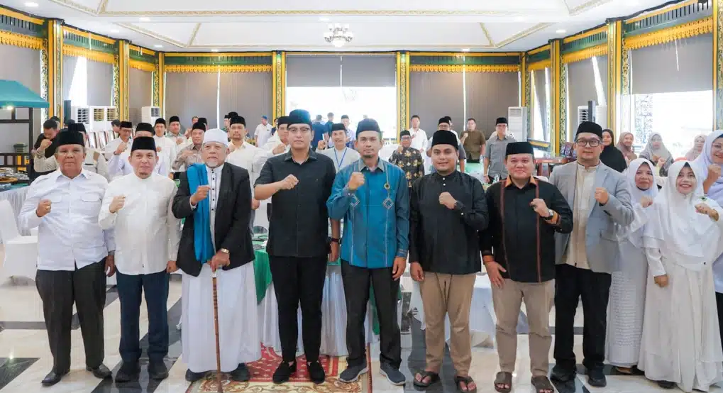 Wali Kota Medan Rico Tri Putra Bayu Waas berbincang bersama jajaran MUI Kota Medan dalam jamuan makan siang di Pendopo Rumah Dinas Wali Kota Medan, Selasa (16/6/2026). Pertemuan tersebut menjadi ajang memperkuat sinergi antara pemerintah dan ulama dalam membangun Kota Medan.