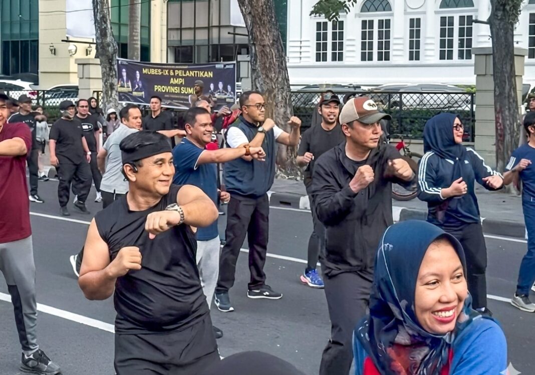 Wali Kota Medan Rico Tri Putra Bayu Waas mengikuti joging dari Rumah Dinas menuju Lapangan Merdeka sebelum bergabung bersama ratusan warga dalam senam massal saat Car Free Day di Kota Medan, Minggu (21/6/2026).