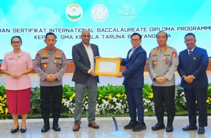 Kapolri Jenderal Listyo Sigit Prabowo menunjukkan sertifikat IBDP yang diterima SMA Kemala Taruna Bhayangkara usai acara penyerahan dan pengukuhan Pengurus Eksekutif Lembaga Perguruan Kemala Taruna Bhayangkara di Mabes Polri, Jakarta Selatan.