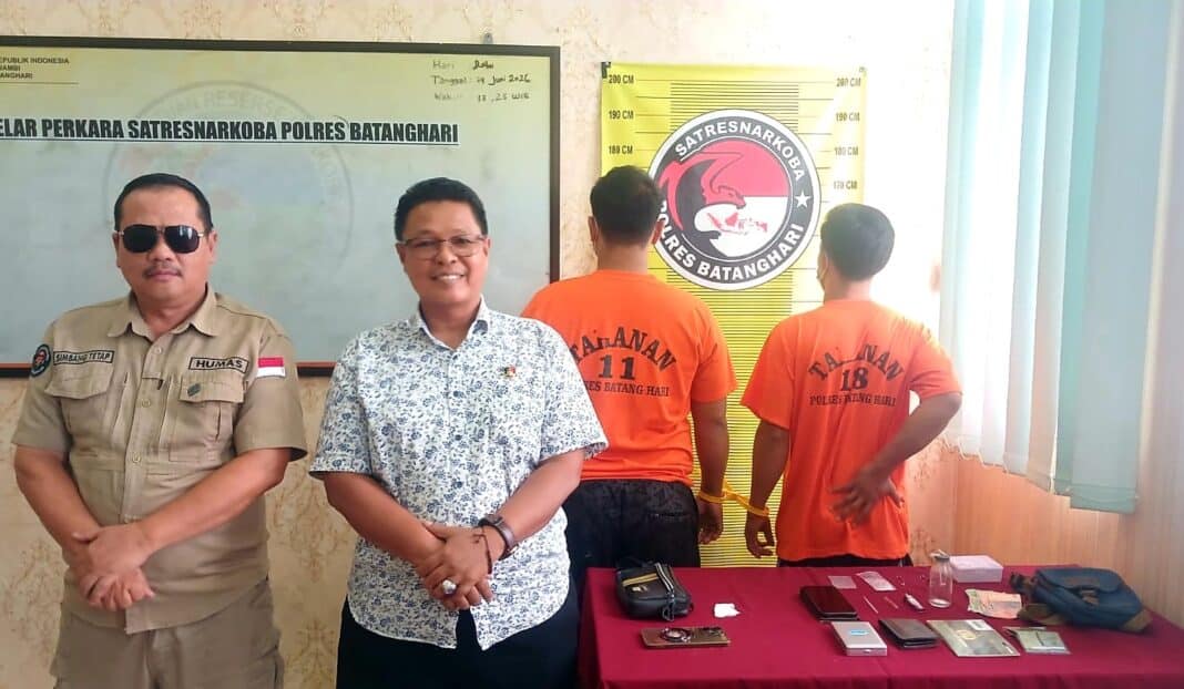Petugas Satresnarkoba Polres Batang Hari menunjukkan barang bukti yang diduga narkotika jenis sabu dan perlengkapan pendukung usai mengamankan dua terduga pelaku dalam operasi pemberantasan peredaran narkoba di Kelurahan Sridadi, Kecamatan Muara Bulian, Kabupaten Batang Hari. Foto Dok. Humas Polda Jambi)