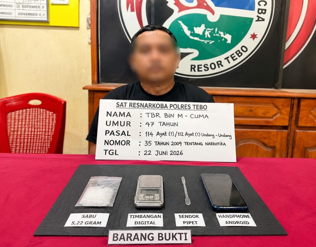 Petugas Satresnarkoba Polres Tebo menunjukkan barang bukti berupa paket diduga sabu seberat bruto 5,22 gram, timbangan digital, sendok pipet plastik, dan telepon genggam yang diamankan dari seorang tersangka berinisial TBR (47) dalam pengungkapan kasus narkotika di Desa Mekar Kencana, Kecamatan Rimbo Bujang, Kabupaten Tebo.