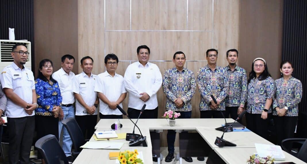 Bupati Samosir Vandiko T. Gultom menandatangani berita acara serah terima hibah aset bersama Kepala BPBPK Sumatera Utara Yenni Mulyadi di Kantor BPBPK Sumatera Utara, Rabu (17/6/2026). Hibah senilai lebih dari Rp22,8 miliar tersebut meliputi Penataan Kawasan Sibea-bea Tahap II dan Instalasi Pengolahan Lumpur Tinja (IPLT) yang kini resmi menjadi aset Pemerintah Kabupaten Samosir.