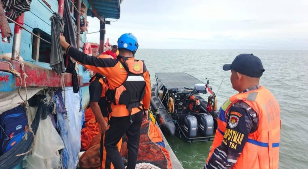 Pencarian Nelayan Hilang: Tim SAR gabungan yang terdiri dari Pos TNI AL Sei Berombang, Basarnas Tanjung Balai Asahan, Polairud, KPLP, dan nelayan setempat melakukan penyisiran di Perairan Tanjung Api, Sumatera Utara, Jumat (5/6/2026).