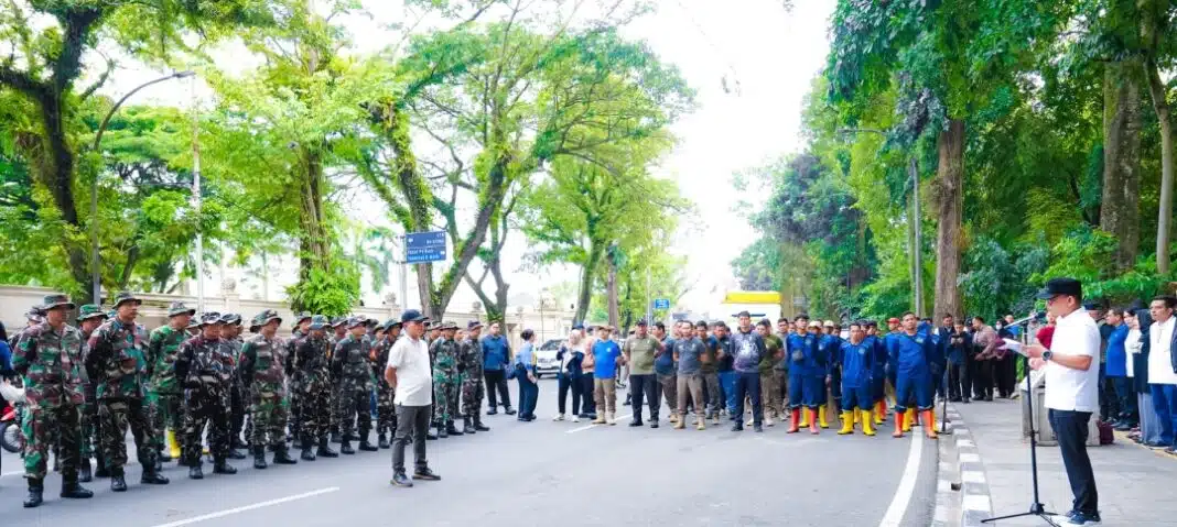 Wakil Wali Kota (Wawako) Medan, Zakiyuddin Harahap memimpin Gotong royong massal dipusatkan di Taman Hutan Kota Beringin, Sabtu (6/6/2026), melibatkan ribuan peserta dari unsur aparatur pemerintah, TNI, kecamatan, kelurahan hingga masyarakat.