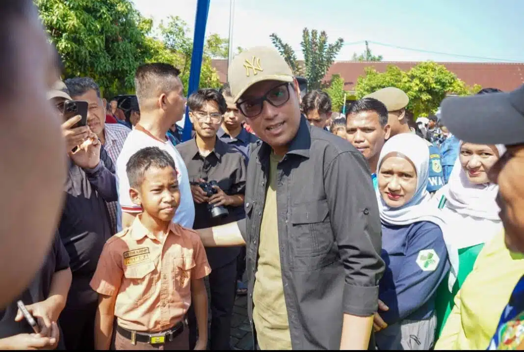 Wali Kota Medan Rico Tri Putra Bayu Waas berdialog langsung dengan warga saat kegiatan Sapa Warga di halaman SDN 060936, Jalan Pintu Air II, Kelurahan Kwala Bekala, Kecamatan Medan Johor, Sabtu (13/6/2026).  (Foto Dok. Humas Pemko Medan ).