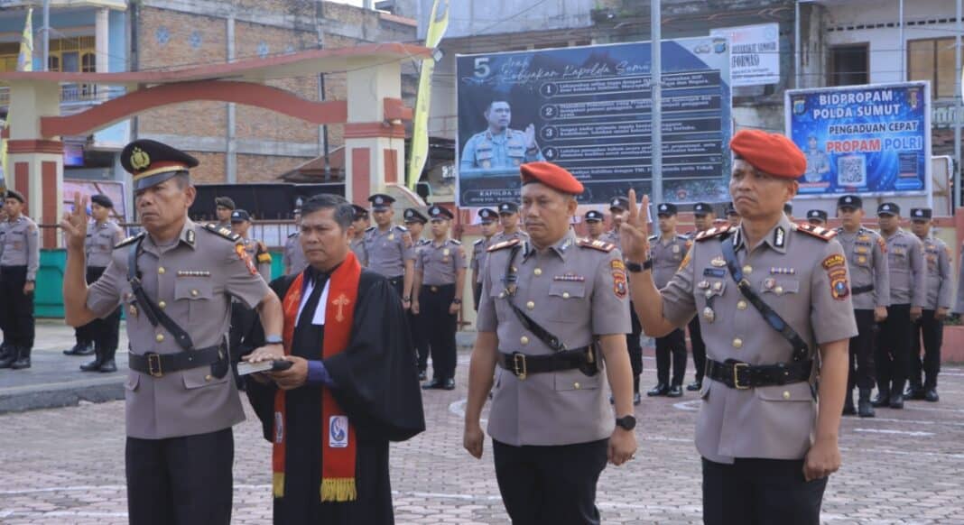 Kapolres Samosir AKBP Rina Sry Nirwana Tarigan memimpin upacara pelantikan Kabag Log dan serah terima jabatan Kasat Reskrim Polres Samosir di Lapangan Mako Polres Samosir, Senin (29/6/2026).