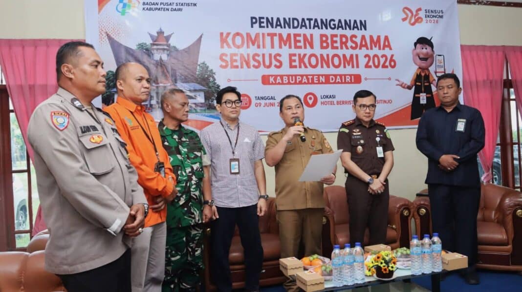 Sekda Dairi, Surung Charles Lamhot Batjin mewakili Bupati Vikner Sinaga membuka acara penandatanganan komitmen bersama dan pelatihan petugas pendataan lengkap Sensus Ekonomi 2026. (Istimewa)