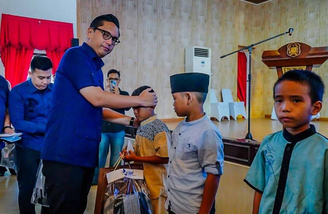 Wali Kota Medan Rico Waas berinteraksi dengan peserta sunat massal saat kegiatan sosial yang digelar Komunitas Sah-Rizki di Gedung PKK Medan, Selasa (9/6/2026). Sebanyak 42 anak mengikuti khitanan massal yang juga dirangkai dengan donor darah, bazar UMKM, dan pemberian santunan kepada ibu tunggal.