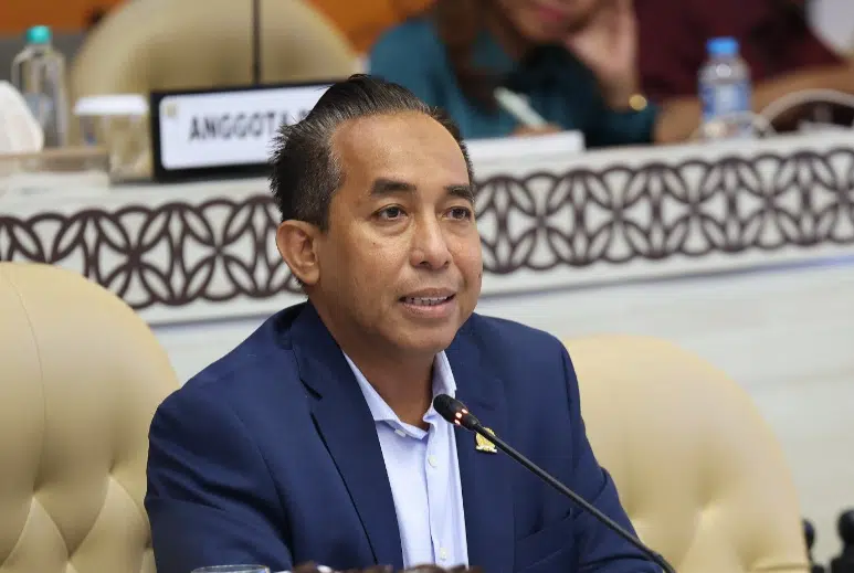 Anggota Komisi V DPR RI Mori Hanafi menyampaikan pandangannya dalam Rapat Dengar Pendapat Umum terkait Standar Pelayanan Minimum Jalan Tol di Kompleks Parlemen, Senayan, Jakarta. Dalam forum tersebut, ia mendorong evaluasi skema kenaikan tarif jalan tol dengan mempertimbangkan pertumbuhan jumlah pengguna dan pengembalian investasi badan usaha jalan tol. (Foto: DPR RI)