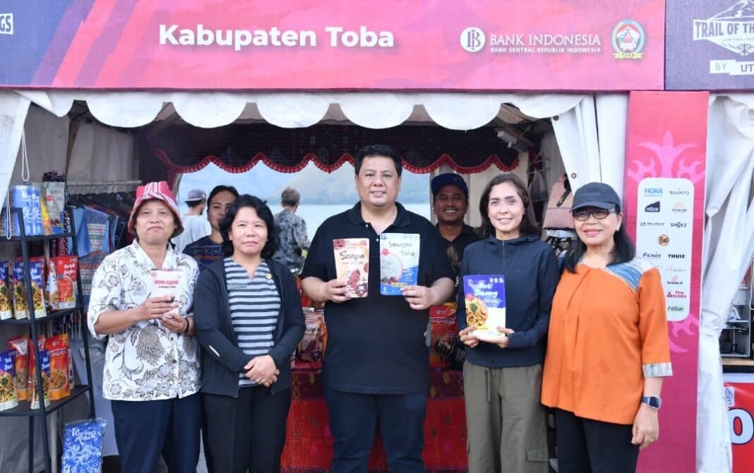 Bupati Samosir Vandiko T. Gultom meninjau stand pelaku UMKM di kawasan Segmen V Waterfront Pangururan, Jumat (12/6/2026). Kunjungan tersebut dilakukan untuk memastikan kesiapan pelaku usaha dalam menyambut ribuan peserta dan wisatawan Trail of The Kings (TOTK) 2026 sekaligus mendorong promosi produk unggulan daerah dan peningkatan ekonomi masyarakat.