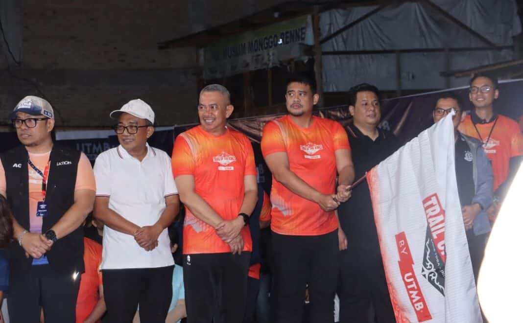 Gubernur Sumatera Utara Bobby Afif Nasution didampingi Bupati Samosir Vandiko T. Gultom mengibarkan bendera start sebagai tanda dimulainya lomba kategori 100 kilometer (100K) Trail of The Kings (TOTK) by UTMB 2026 di Waterfront City Pangururan, Kabupaten Samosir, Sabtu (13/6/2026).