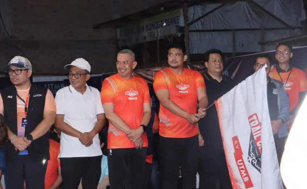 Gubernur Sumatera Utara Bobby Afif Nasution didampingi Bupati Samosir Vandiko T. Gultom mengibarkan bendera start sebagai tanda dimulainya lomba kategori 100 kilometer (100K) Trail of The Kings (TOTK) by UTMB 2026 di Waterfront City Pangururan, Kabupaten Samosir, Sabtu (13/6/2026).