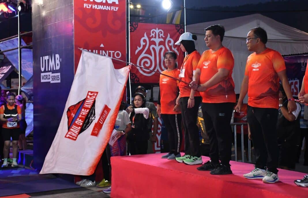 Bupati Samosir Vandiko T. Gultom didampingi Pj. Sekretaris Daerah Provinsi Sumatera Utara Sulaiman Harapan melepas peserta kategori 10K, 5K, dan Kids pada ajang Trail of The Kings by UTMB 2026 di Waterfront City Pangururan, Kabupaten Samosir, Minggu (14/6/2026). Pelepasan tersebut menandai seluruh rangkaian nomor perlombaan resmi berlangsung sebagai bagian dari penguatan sport tourism di kawasan Danau Toba.