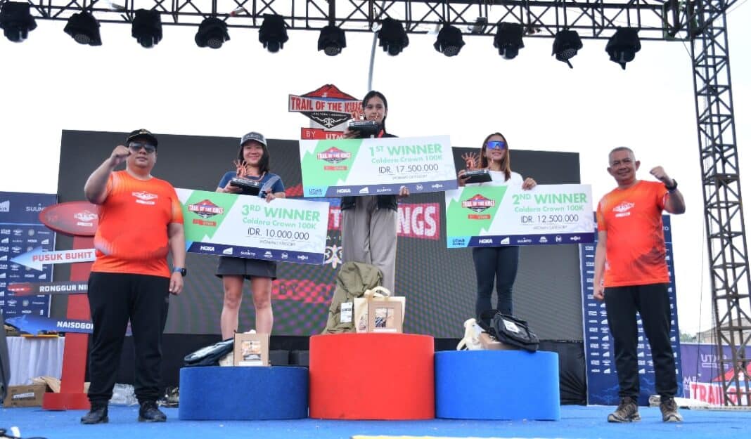 Bupati Samosir Vandiko T. Gultom didampingi Pj Sekda Provinsi Sumatera Utara Sulaiman Harahap menyerahkan hadiah kepada para juara Trail of The Kings (TOTK) – Lake Toba by UTMB 2026 di Waterfront City Pangururan, Minggu (14/6/2026). Penutupan ajang internasional ini menandai suksesnya penyelenggaraan event sport tourism yang diikuti pelari dari 34 negara di Kabupaten Samosir.