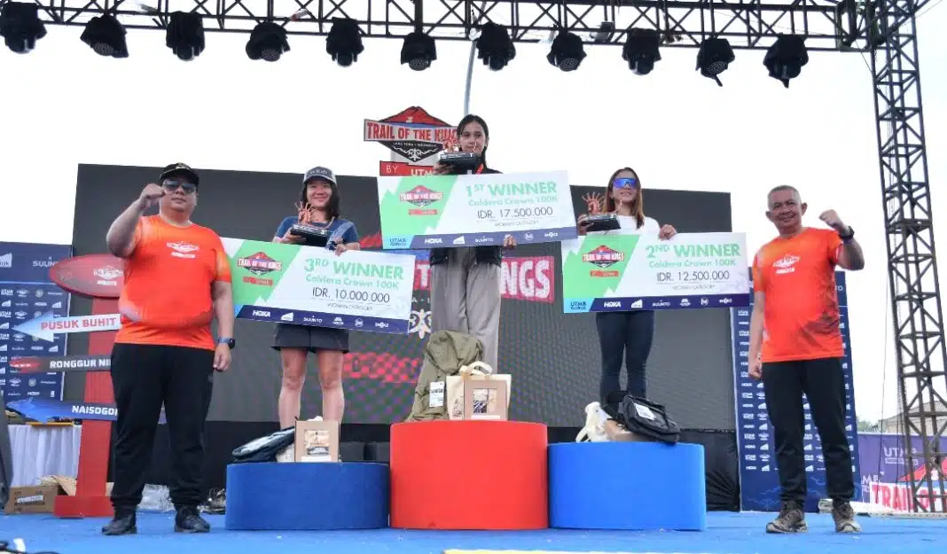 Bupati Samosir Vandiko T. Gultom didampingi Pj Sekda Provinsi Sumatera Utara Sulaiman Harahap menyerahkan hadiah kepada para juara Trail of The Kings (TOTK) – Lake Toba by UTMB 2026 di Waterfront City Pangururan, Minggu (14/6/2026). Penutupan ajang internasional ini menandai suksesnya penyelenggaraan event sport tourism yang diikuti pelari dari 34 negara di Kabupaten Samosir.